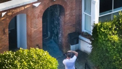英媒:一名21岁男子因涉嫌对英国首相斯塔默房产纵火被捕