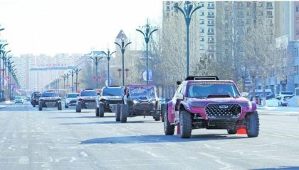 图片新闻:2025·中国汽车场地越野(冰雪)锦标赛呼伦贝尔站市内巡游活动举行