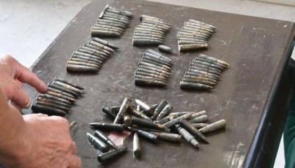 太原一公园为游客打捞手机时意外发现100多发步枪子弹，警方介入调查