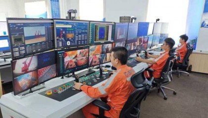 3名司机接卸12.2万吨铁矿石!青岛港干散货码头首次实现门机“一控二”全船自动化作业