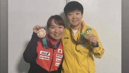 爆炸性新闻!孙颖莎领奖遇伊藤,两人亲密合影曝光,网友疯狂点赞!