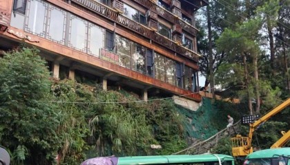 贵州千户苗寨景区观光车刹车失灵致游客受伤,亲历者:没人提醒系安全带,全车人都受伤;景区:正调查处置