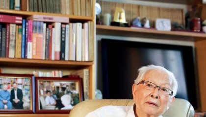 他没当上记者,却成了新闻界泰斗