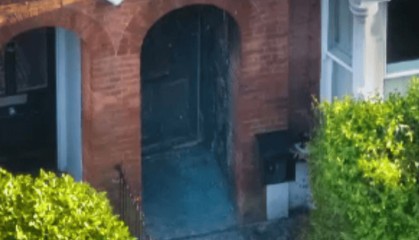 英国首相斯塔默名下房产起火,现场画面曝光!入口处遭到破坏