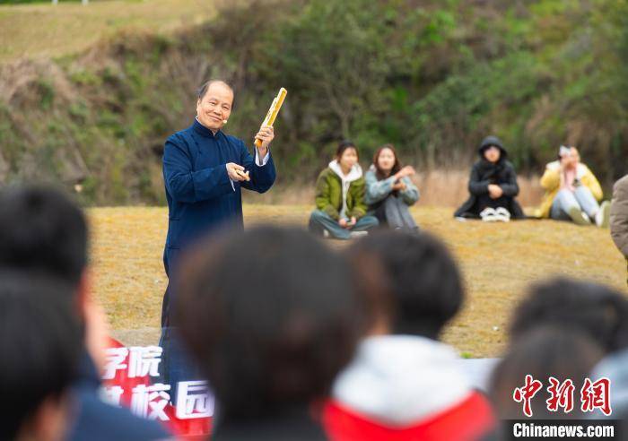 重庆万州：非遗进校园引围观