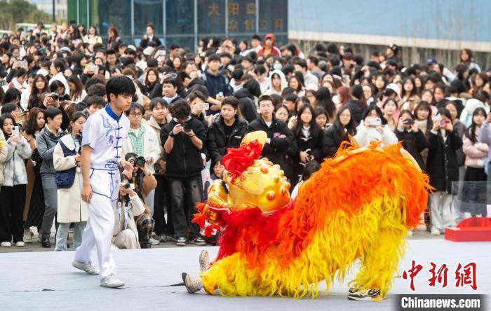 重庆万州：非遗进校园引围观