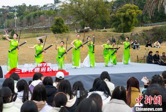 重庆万州：非遗进校园引围观