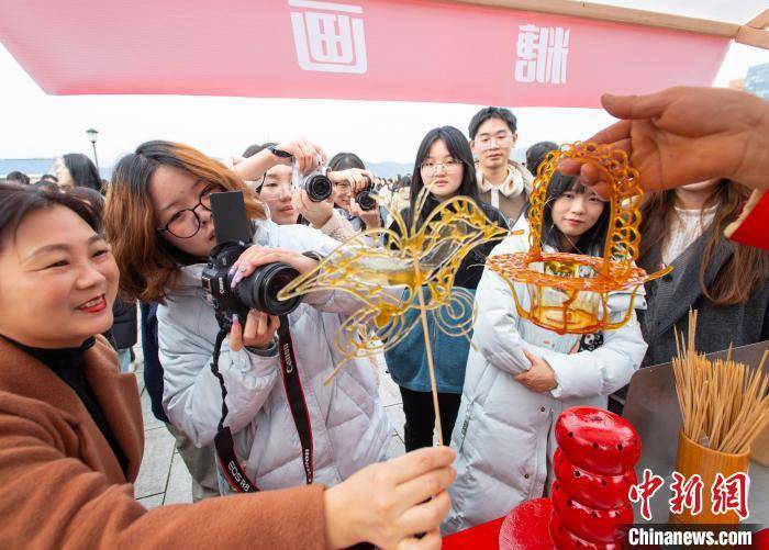 重庆万州：非遗进校园引围观