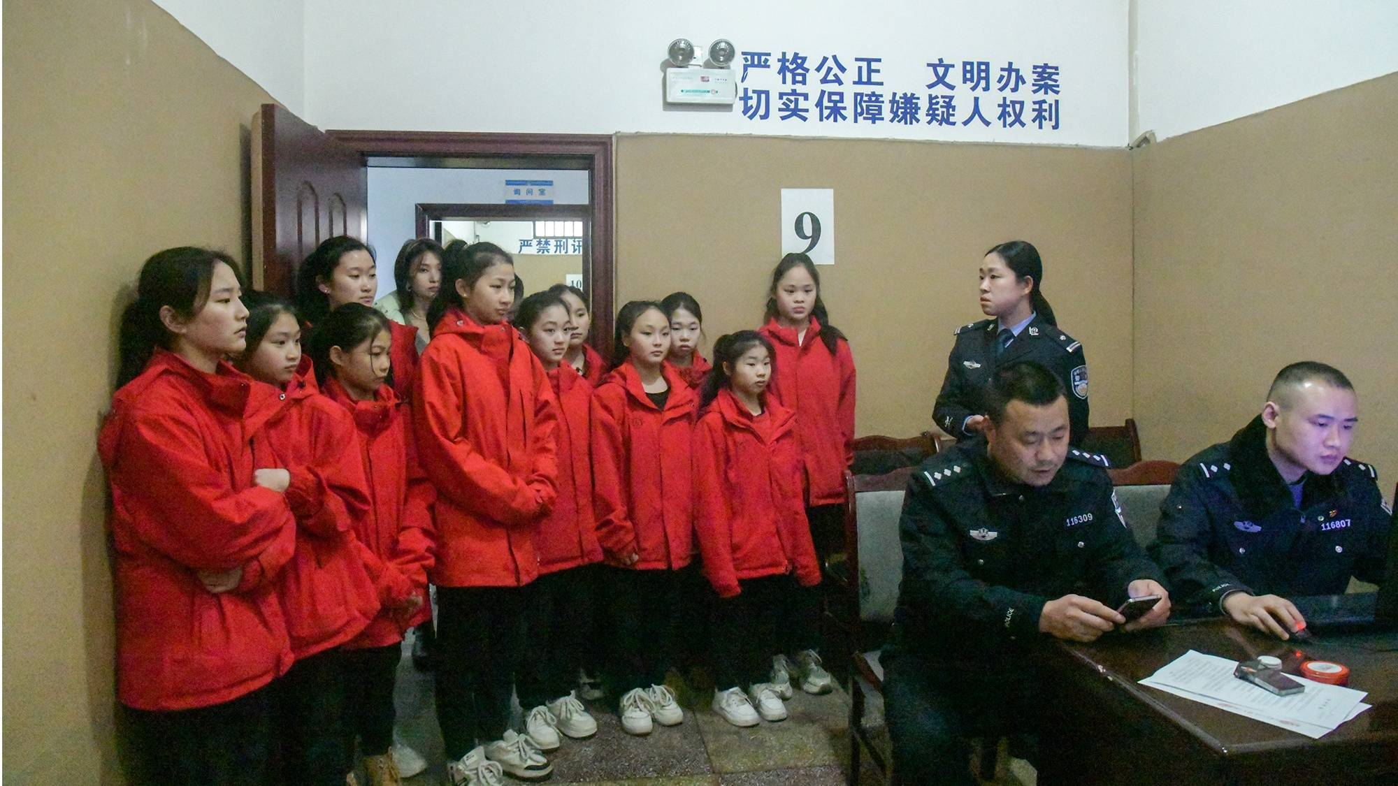 重庆万州红光派出所：杂技小演员“变身”学法