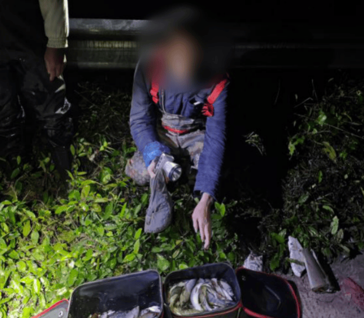 两男子深夜电鱼被万州警方抓获