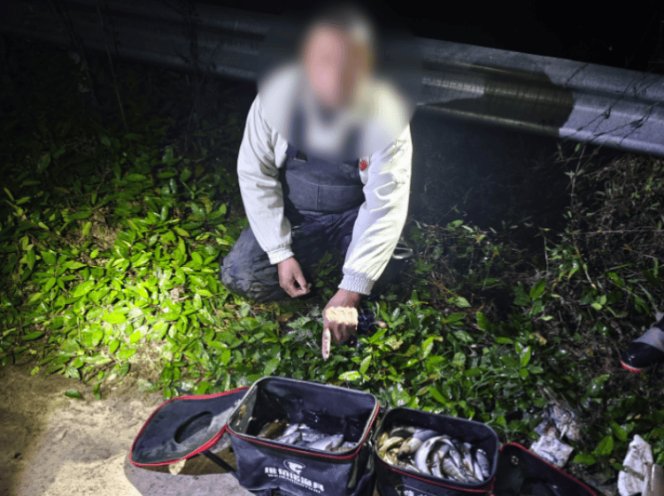 两男子深夜电鱼被万州警方抓获