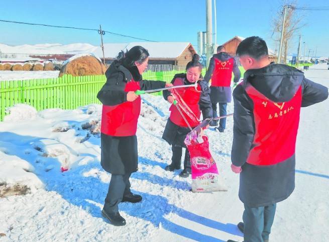 图片新闻：呼伦贝尔市公路通行费征收中心上护林收费站组织开展志愿服务活动