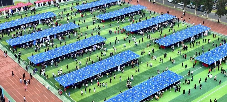 福建举办国企专场招聘会 318家企业提供2500个就业岗位