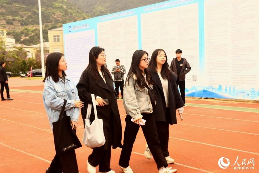 福建举办国企专场招聘会 318家企业提供2500个就业岗位