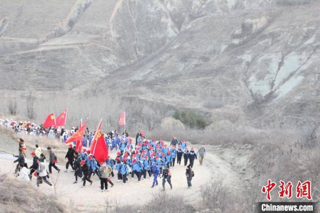 宁夏固原：3200余人重走“英雄路”开展“行走的思政课”教育