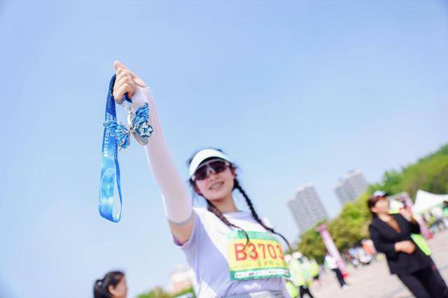 民权马拉松上演“人在画中跑”