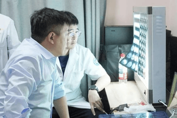 哈医大肿瘤医院专家团队赴齐齐哈尔开展巡回义诊