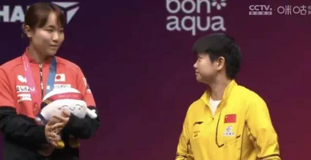 爆炸性新闻！孙颖莎领奖遇伊藤，两人亲密合影曝光，网友疯狂点赞！