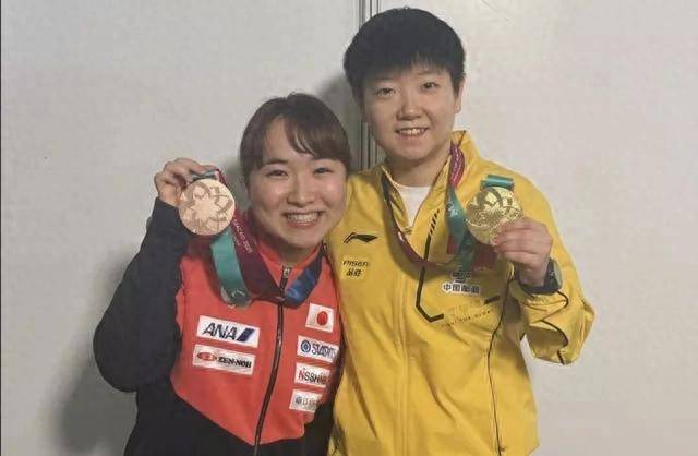 爆炸性新闻！孙颖莎领奖遇伊藤，两人亲密合影曝光，网友疯狂点赞！
